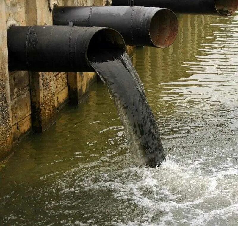 Заводы загрязняют воду. Загрязнение воды. Производственные сточные воды. Сточные воды заводов и фабрик. Экология загрязнение воды.