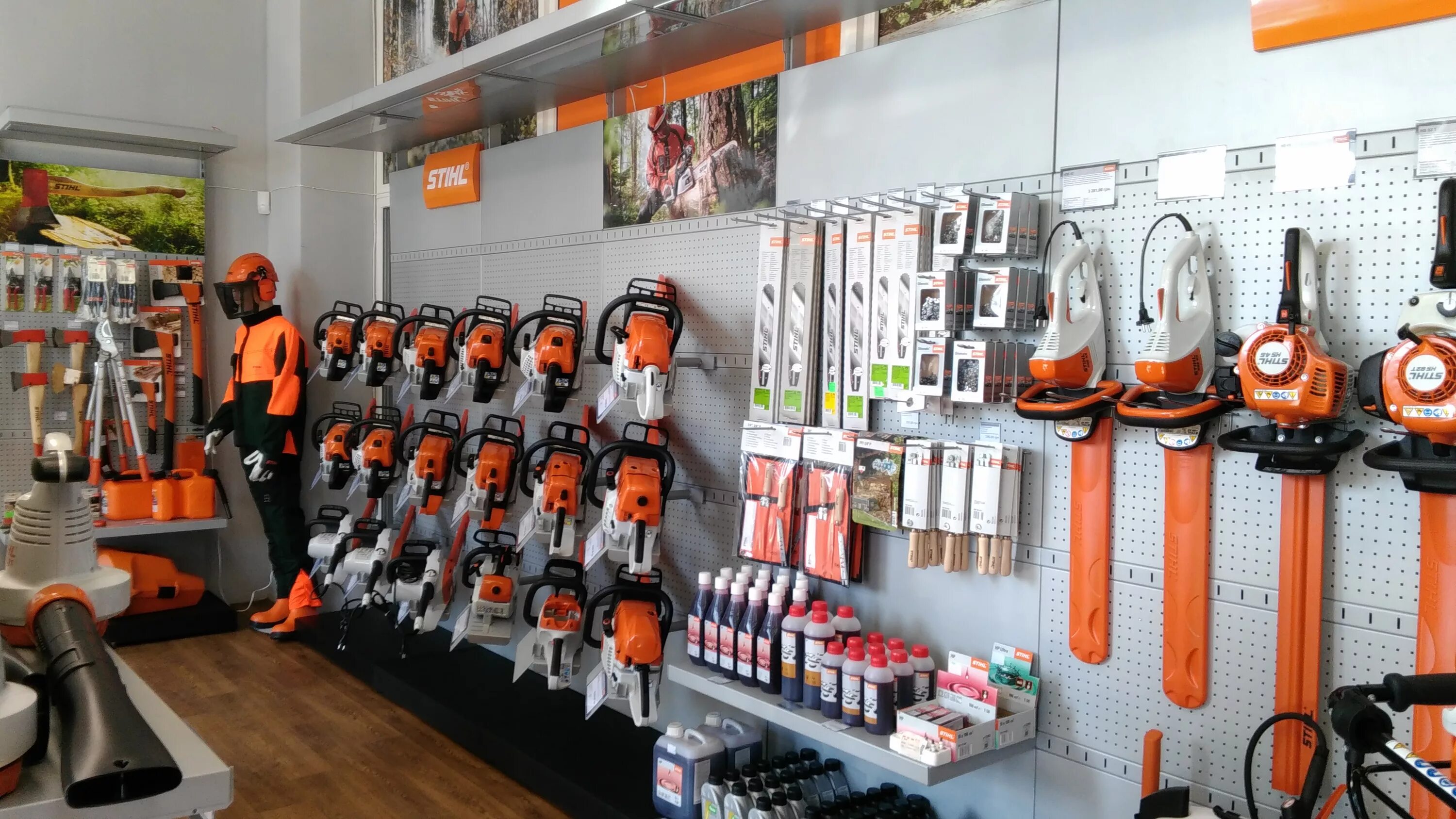 На улице штиль. Витрина Stihl. Магазин штиль Великий Устюг. Магазин Stihl. Stihl ассортимент.