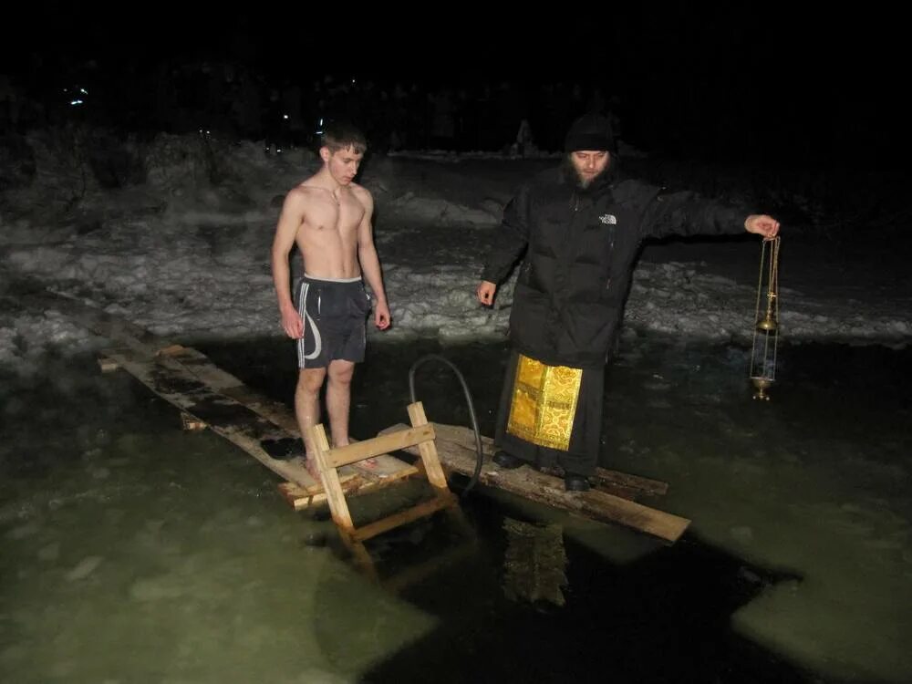 Крещение прорубь. Крещенская купель троице сергиева лавра. Крещение господне иордань. Крещение прорубь. Иордань купель крещение.