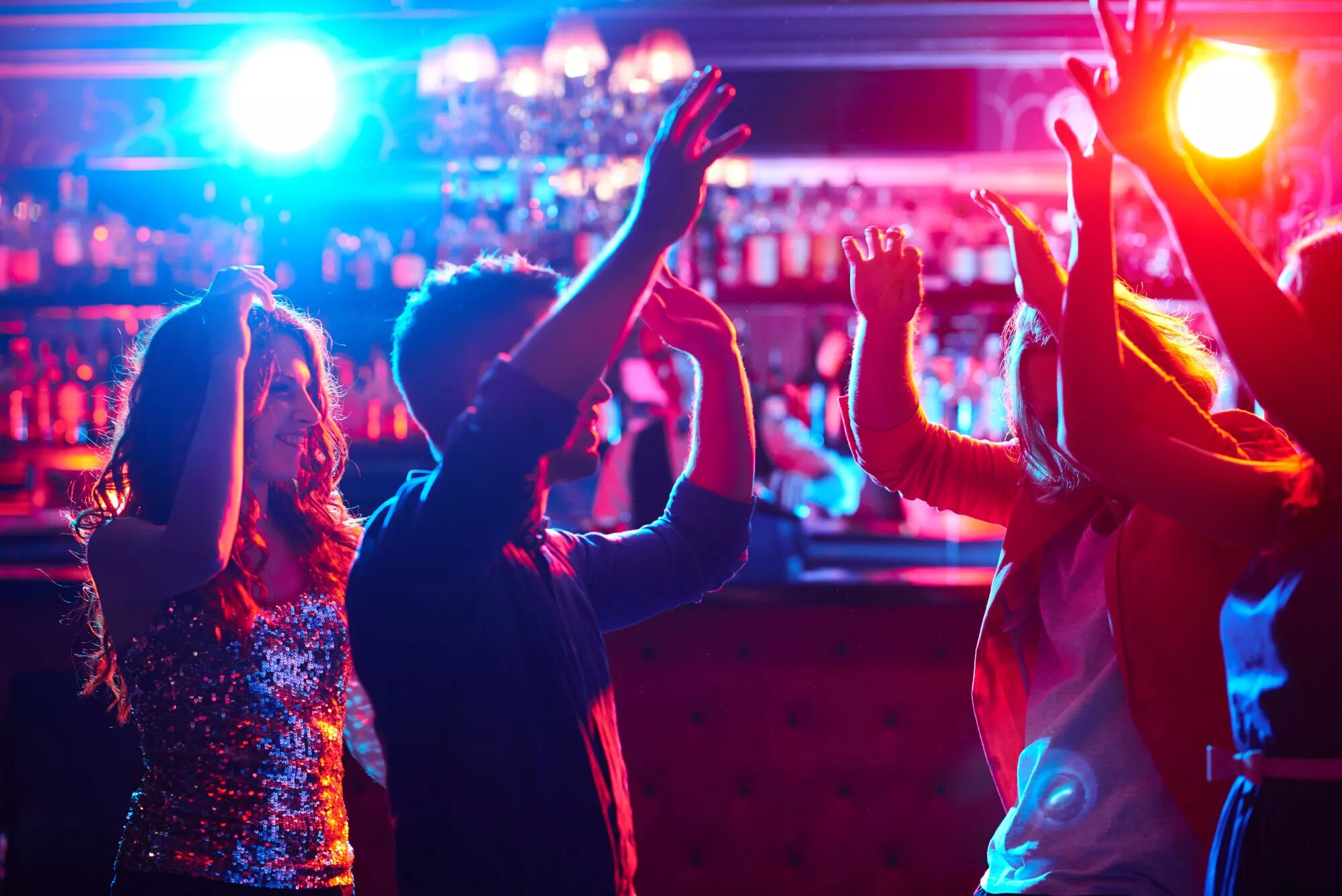 Вечеринка в клубе. Клубные танцы. Девушка танцует в баре. Танцы в клубе. Ночной клуб лица