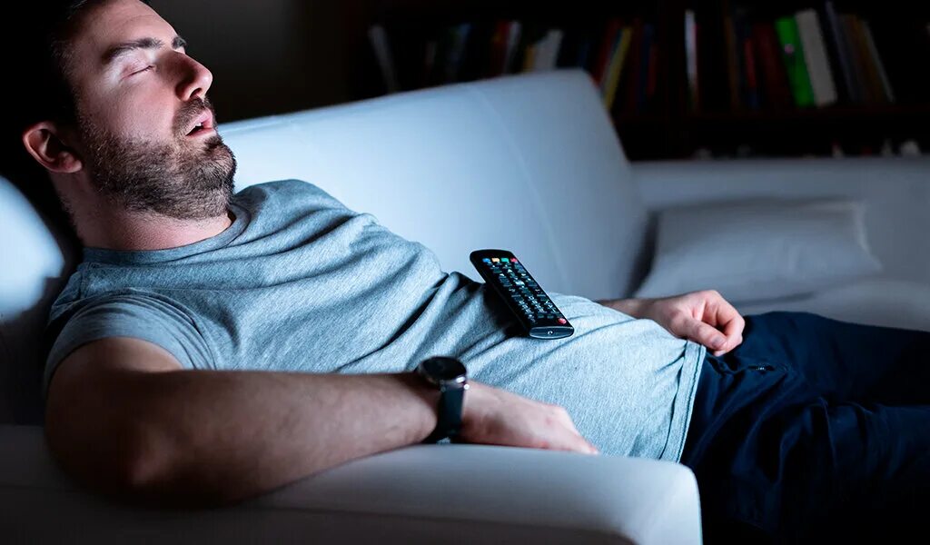 Сон сидеть на мужчине. Уснул перед телевизором. Уснул перед Телеком. Человек перед телевизором.