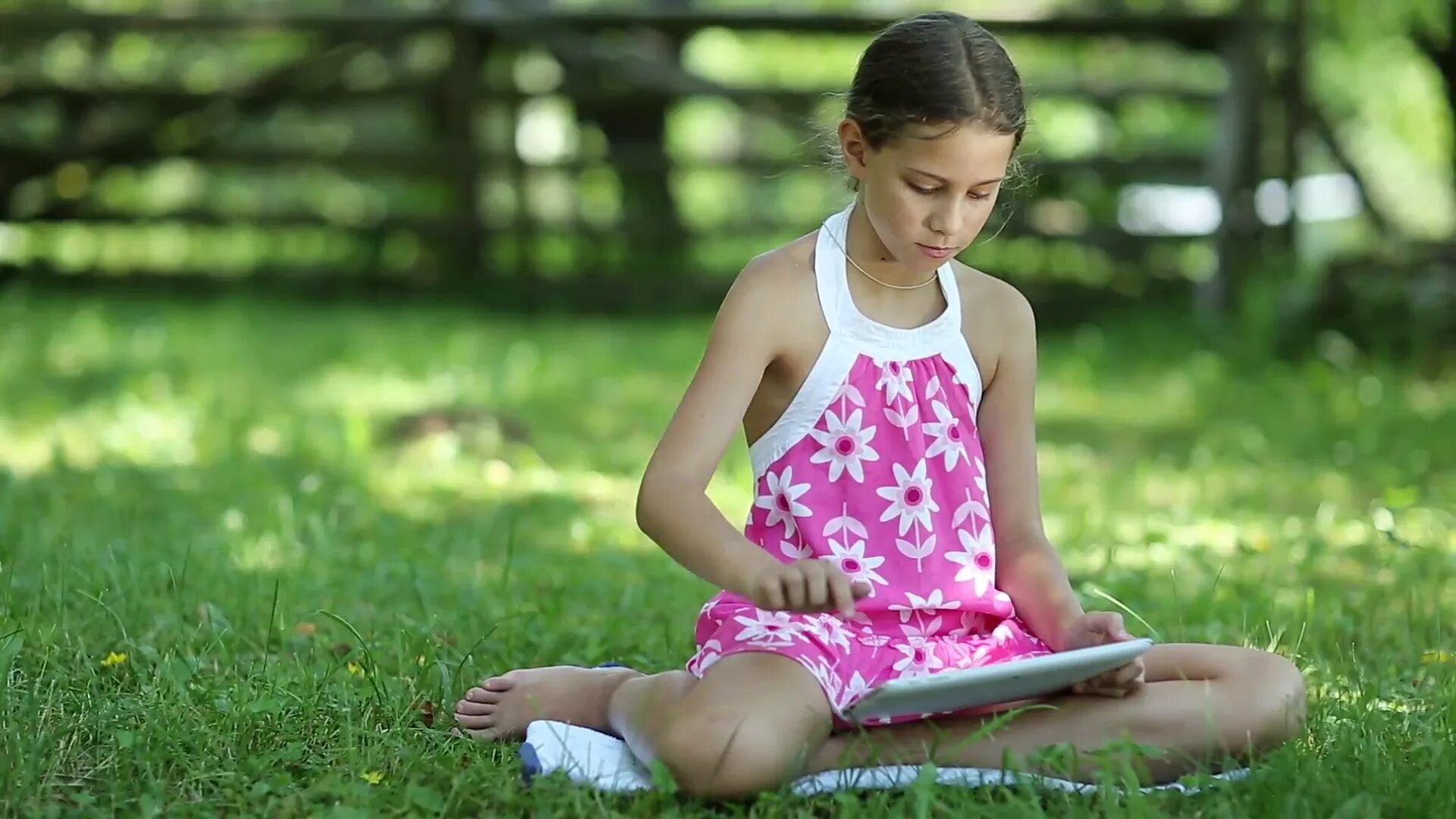 I like little girls. Маленькая девочка в розовом платье сидит на траве. Претти Литтл герлз. 123 RF девочка.