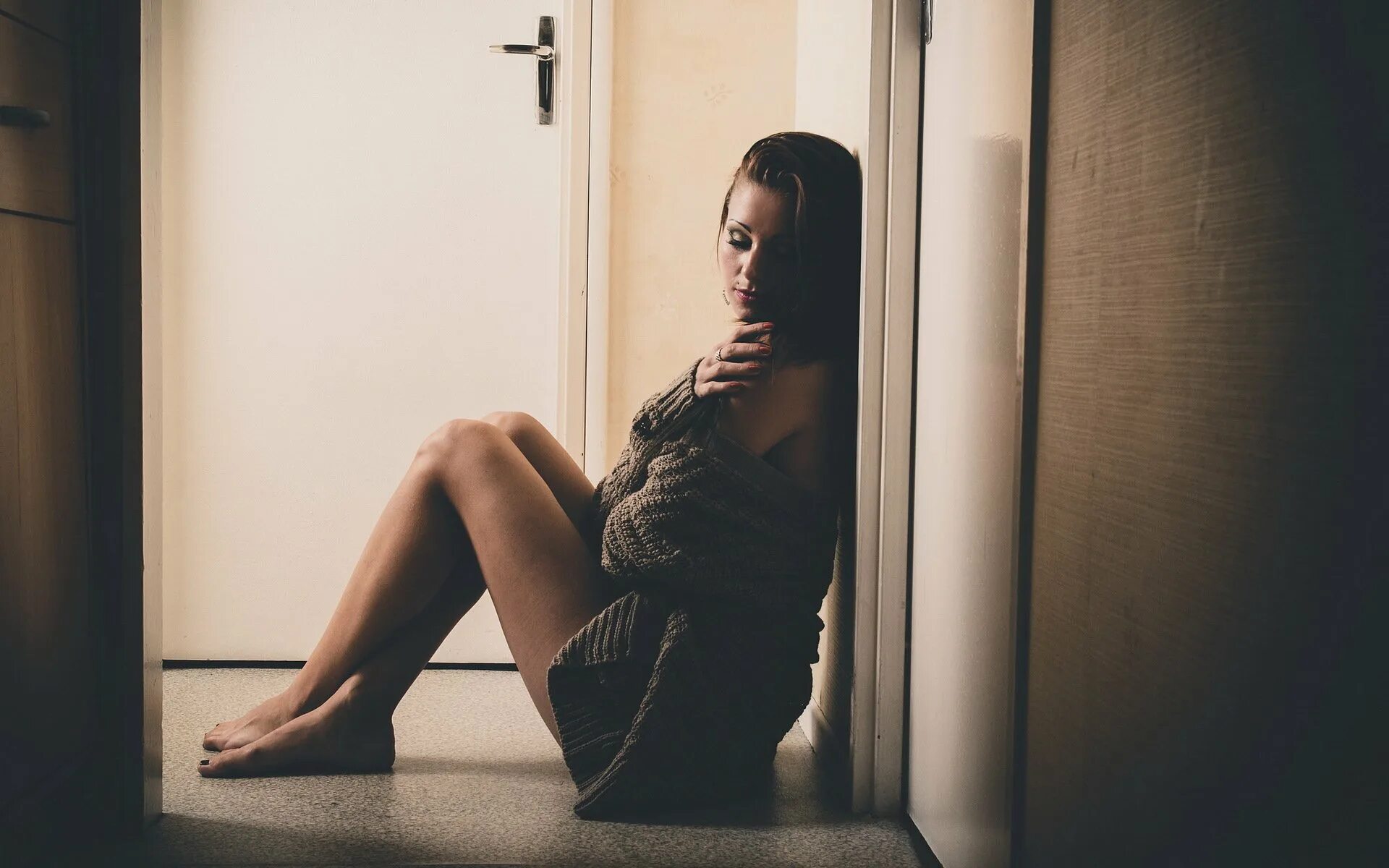 Маленькая дверка. Дверь сидит. Дверь сидит. Закрытая дверь. Дверь сидит.