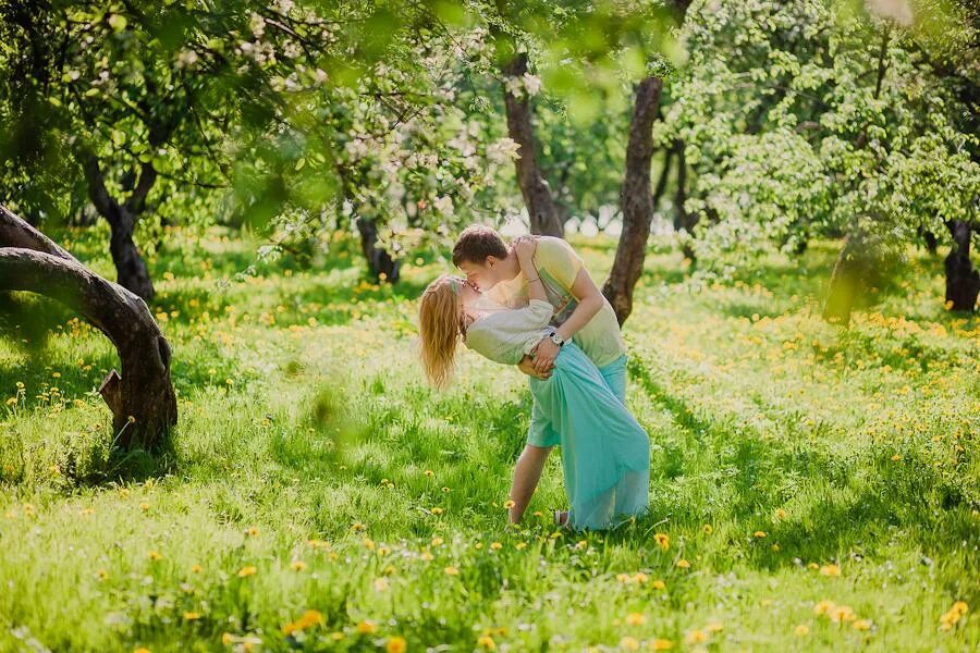 Замечательная прогулка. Прогулка в парке. Фотосессия в цветущем саду. Фотосессия на природе летом. Фотосессия на природе в парке.