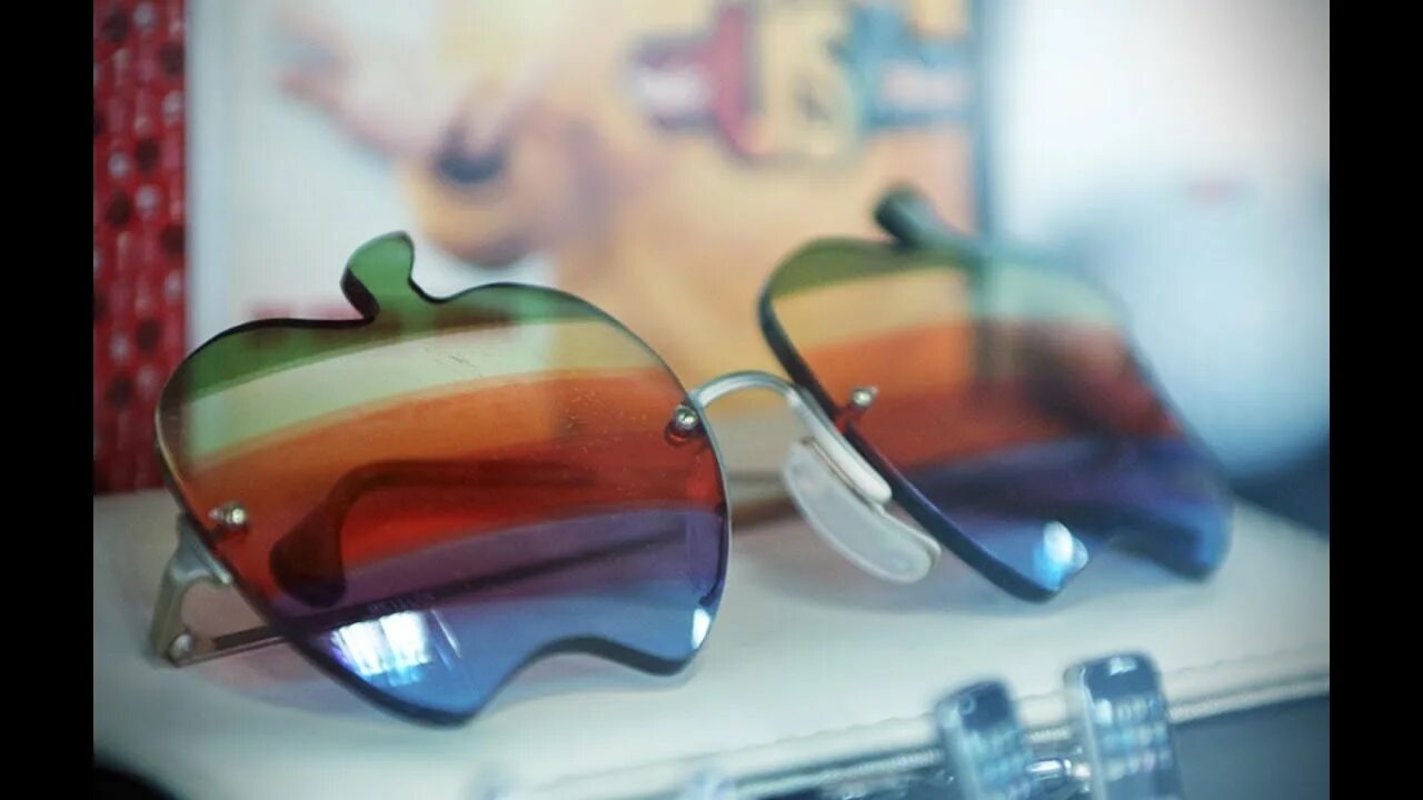Apple sapphire. Музей apple. музей техники apple. музей эппл в москве. эпл очки.