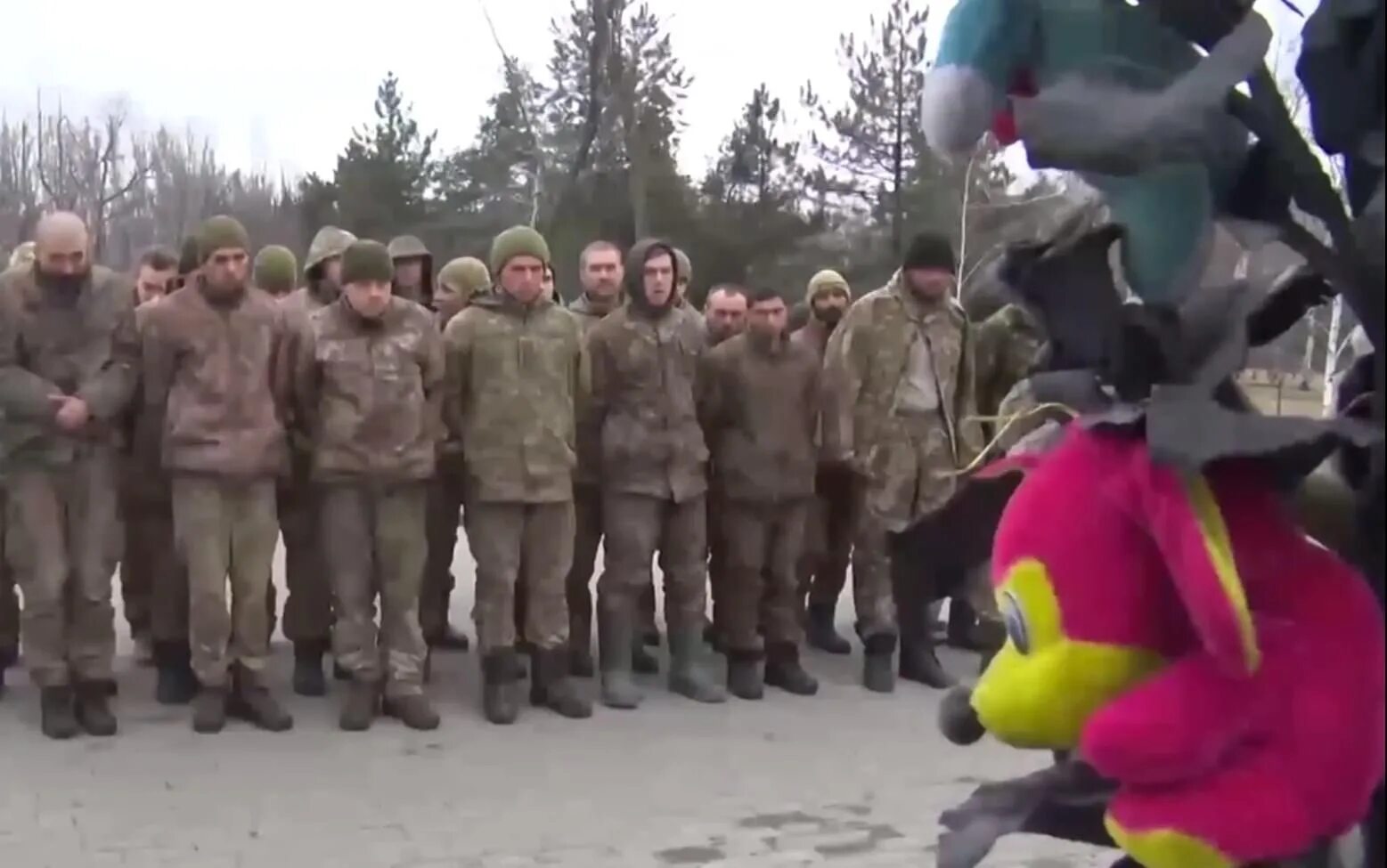 Бой в плену. Пленные солдаты ВСУ В Донецке. Пленные военнослужащие ВСУ. Пленные украинские военные.