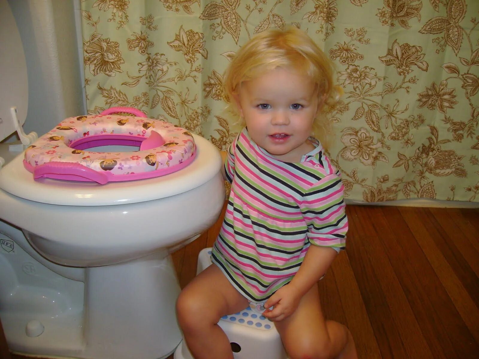 Включи девочка пи. Potty пипи. potty outside подмывание. девочка potty.