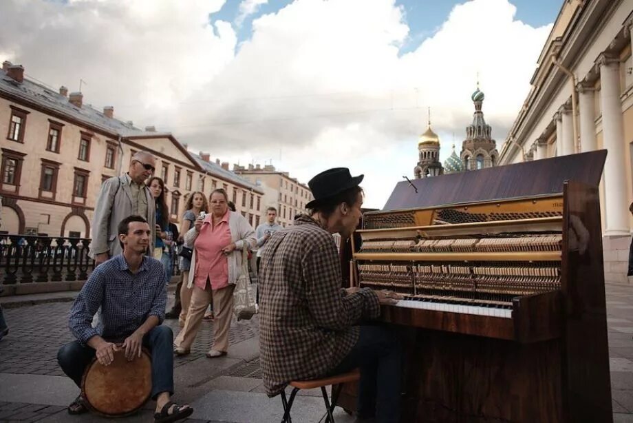 Пели спб. Уличные музыканты Санкт-Петербурга. Уличные музыканты СПБ. Питерские уличные музыканты. Уличный музыканты улица Питер.