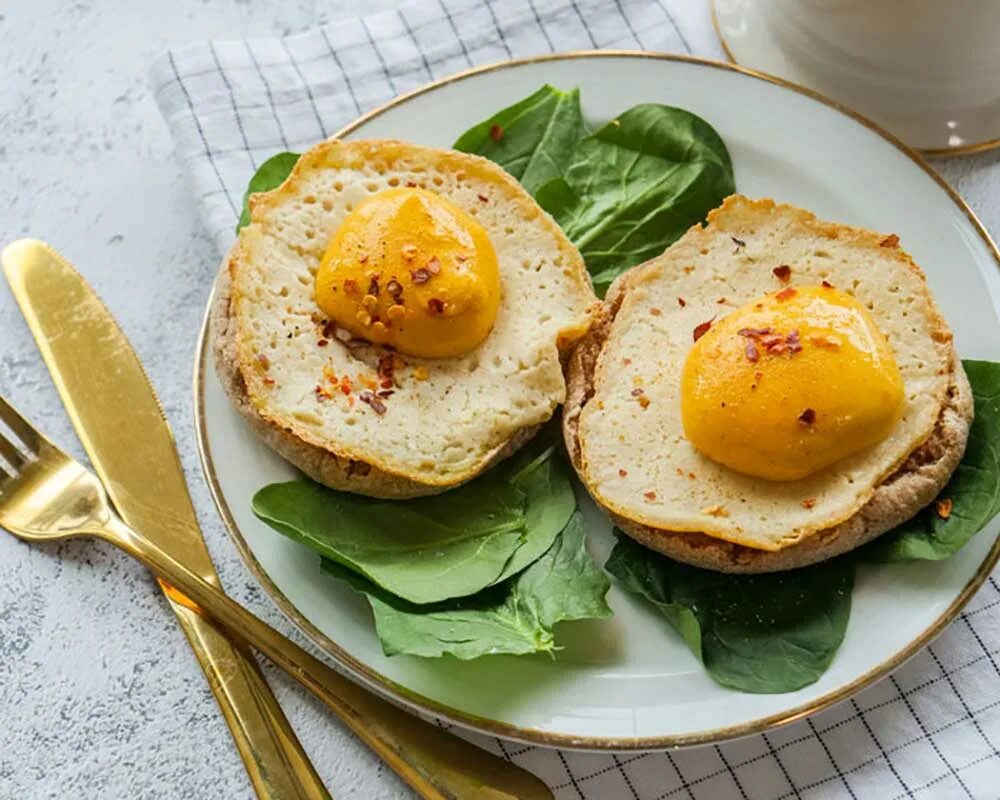 Вегетарианец есть яйца. Веган яйцо. Яйца для веганов. Fried Eggs. Vegan Egg trademark.