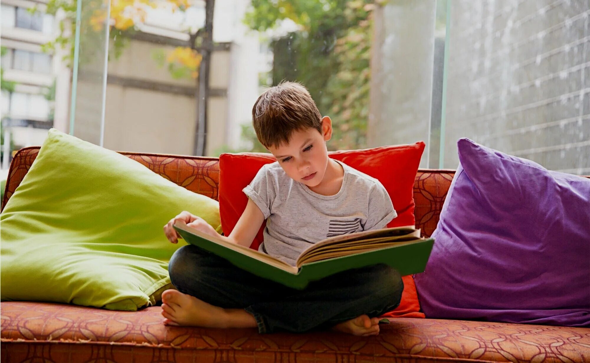 Boy s books. Чтение книги на диване изображения. Boy read book. Read at Home. Reading book at Home.