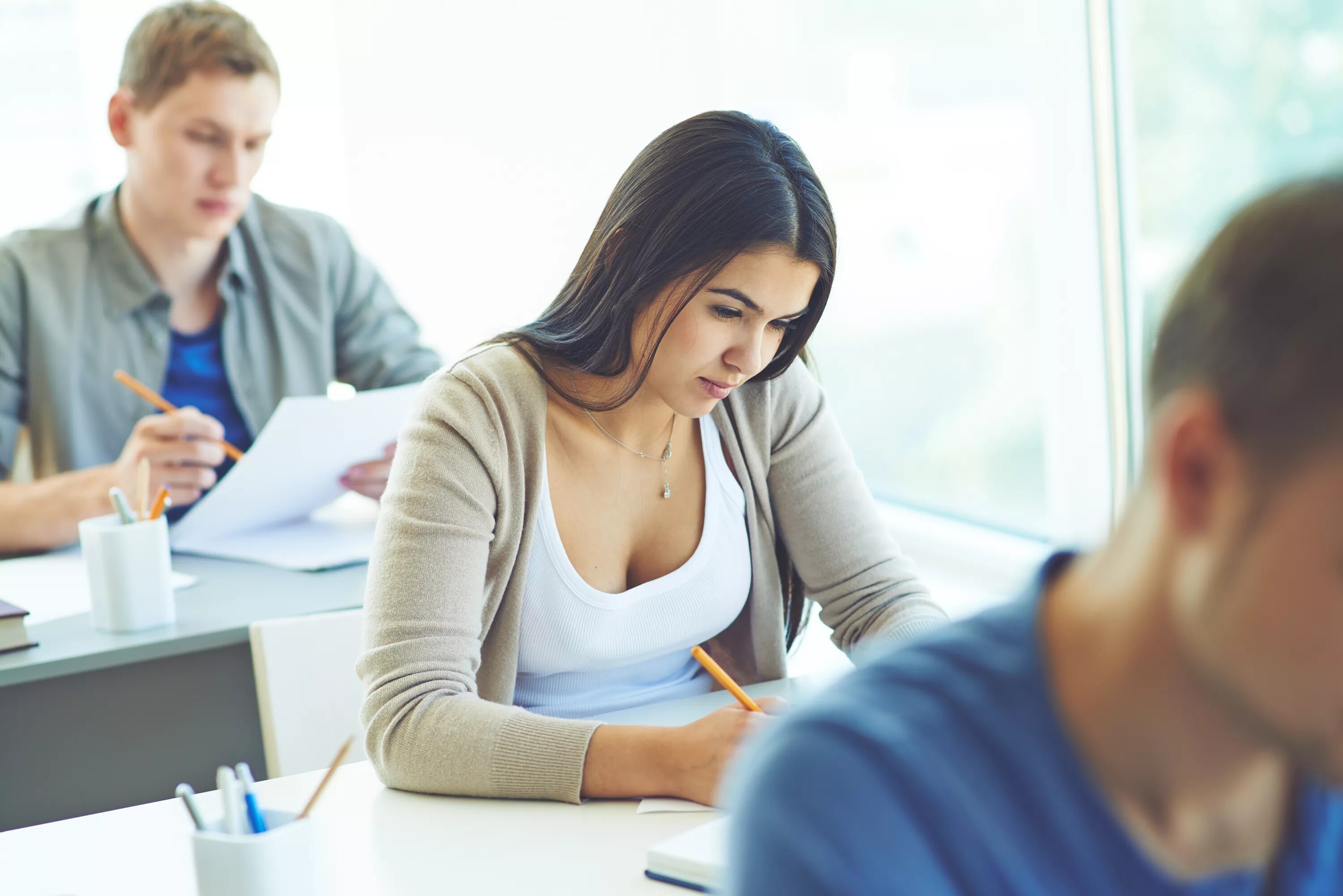 Stressed student. Студент на экзамене. Студент готовится к экзамену. Студент контрольная. Девушка на экзамене.