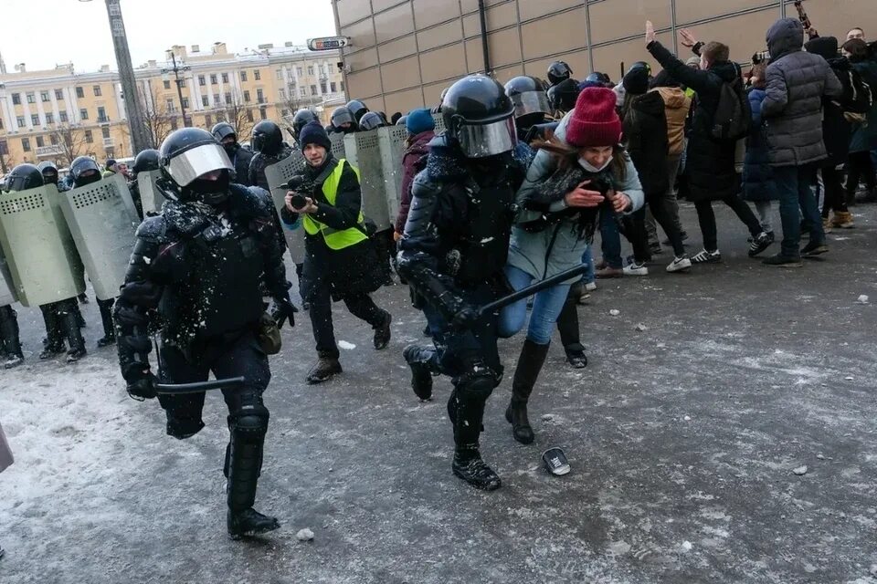 Митинг в Питере 24 02 2022. Питер против мобилизации. Митинг Питер книжная. Смешные митингующие в СПБ.