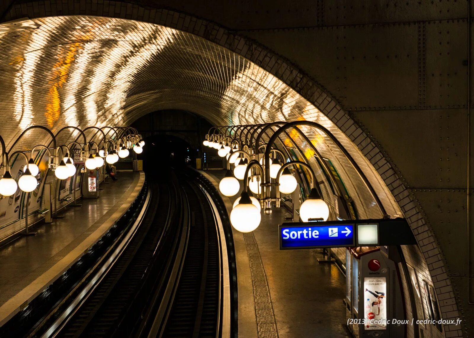 Paris metro. Метро Парижа. Париж метро Люксембург. Парижское метро. Станции парижского метро.