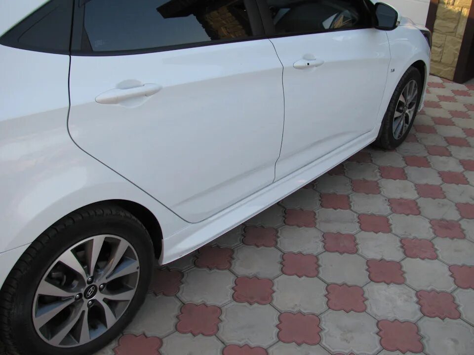 Пороги bsm на солярис. Пороги солярис. Порог солярис 1. Порог хендай солярис. Накладки на пороги solaris 2.