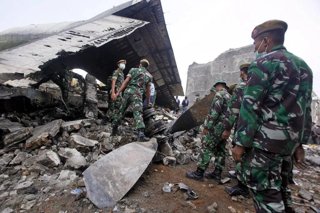 Военные авиакатастрофы. Авиакатастрофа с-130 в Индонезии.