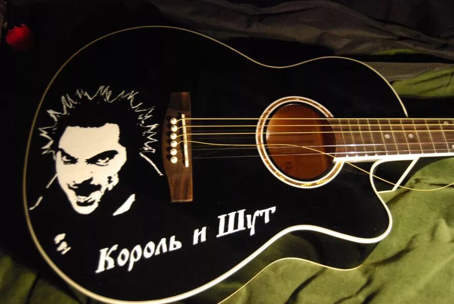 Король и шут на гитаре слушать. Король и шут на гитаре. испанские короли гитара. король и шут картинки гитара. озон наклейки на гитару с королём и шутом.