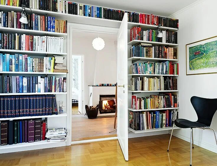 Книжный шкаф в маленькой комнате. Куда ставят книги. Книги на полке. Книга библиотека. Как красиво разложить книги на полке.