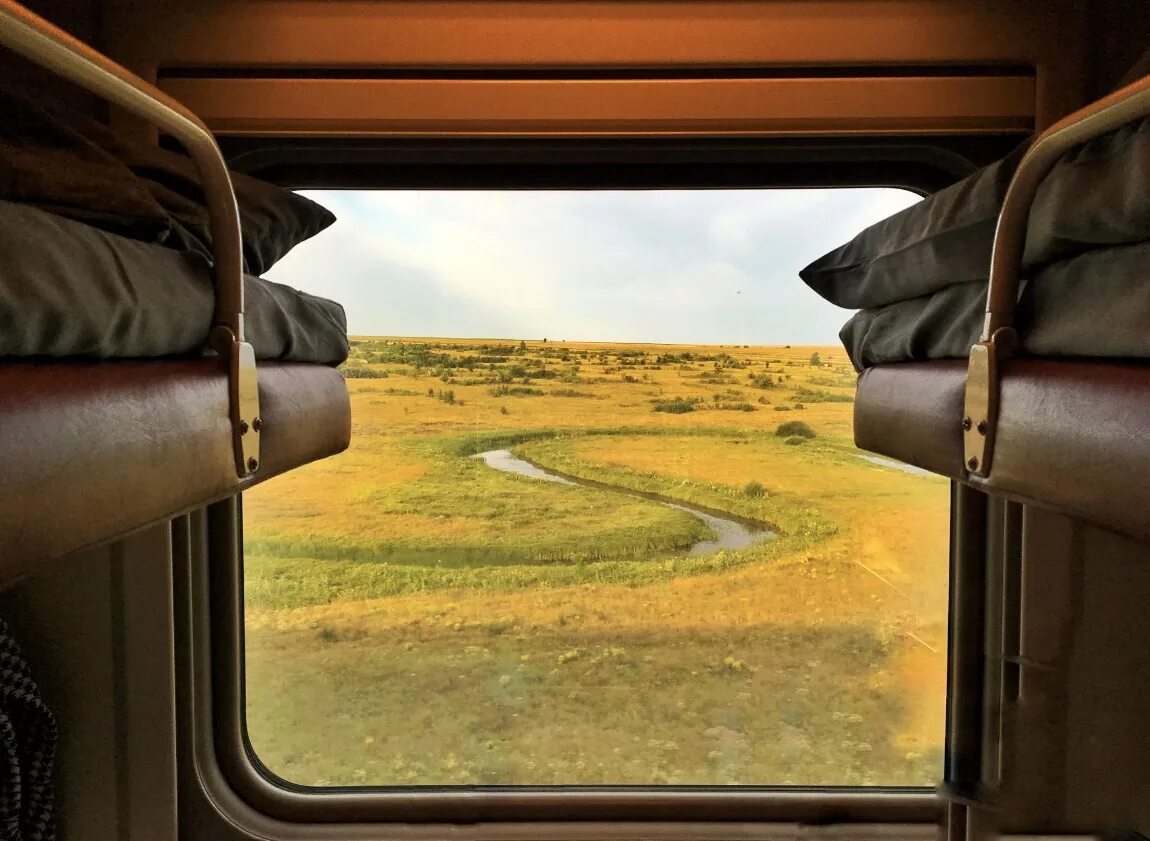 Весь вагон радовался моей. Окно поезда. Окно вагона. Окно вагона поезда. Вид из окна поезда.