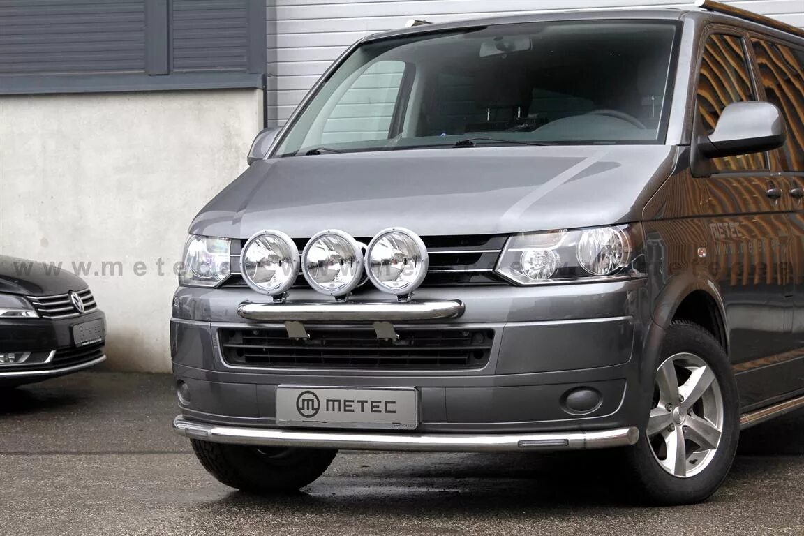 Vw t5 фары. Мультивен т5 Рестайлинг. Фольксваген т5 Рестайлинг. Volkswagen Transporter t5 Рестайлинг. Фольксваген Каравелла т5 противотуманки.