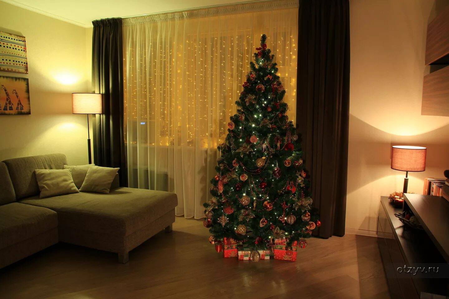Посреди стояла красивая елка. Комната с елкой. Новогодняя елка в квартире. Красивая елка. Новогодний интерьер в квартире.