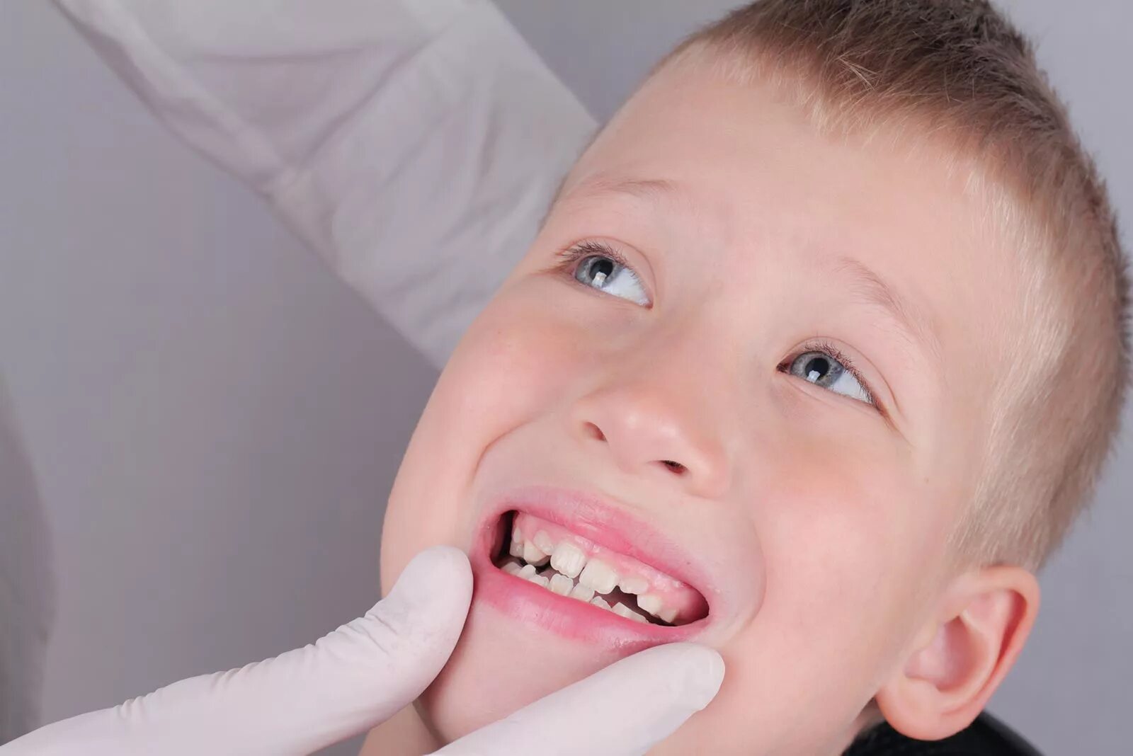 Посеребренные зубы у детей. Здоровые детские зубы.