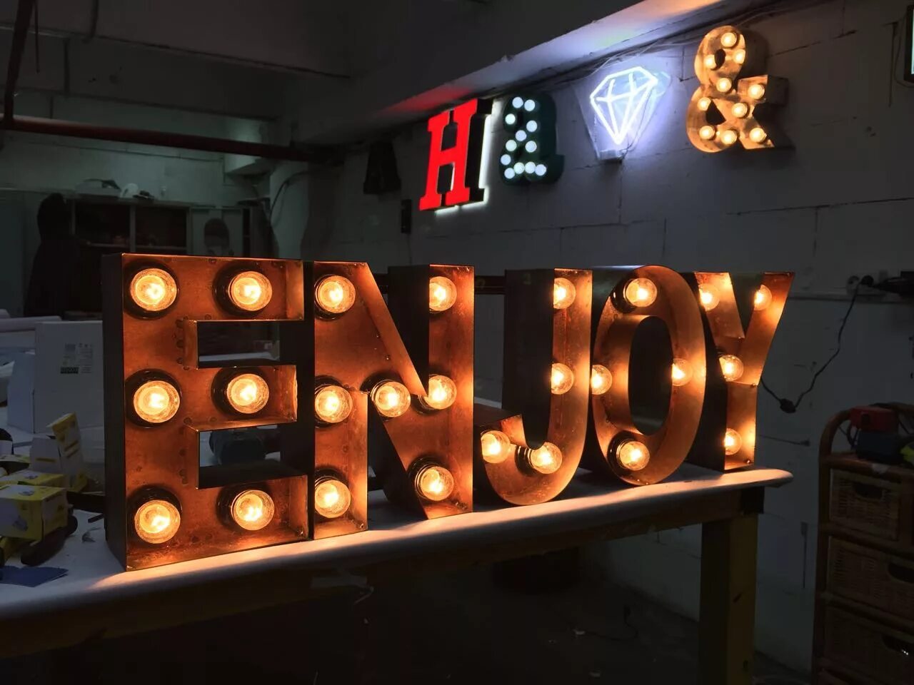 объемные световые буквы. деревянные буквы с подсветкой. вывеска с лампочками. неоновые буквы. светодиодные буквы.