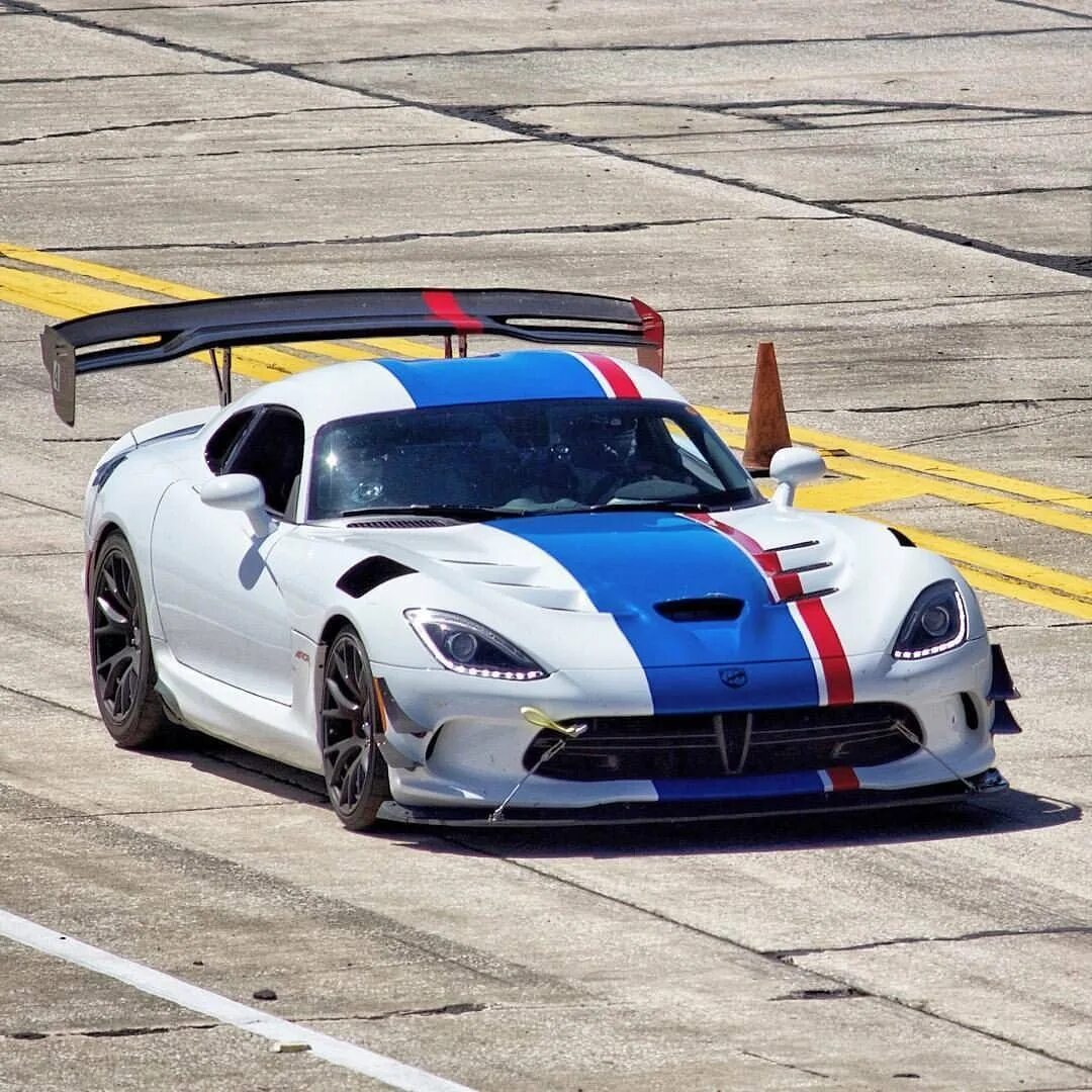 Про быструю машину. Додж Вайпер. Додж Вайпер 2012. Dodge Viper srt 10 ACR-X. Додж Вайпер скоростной.