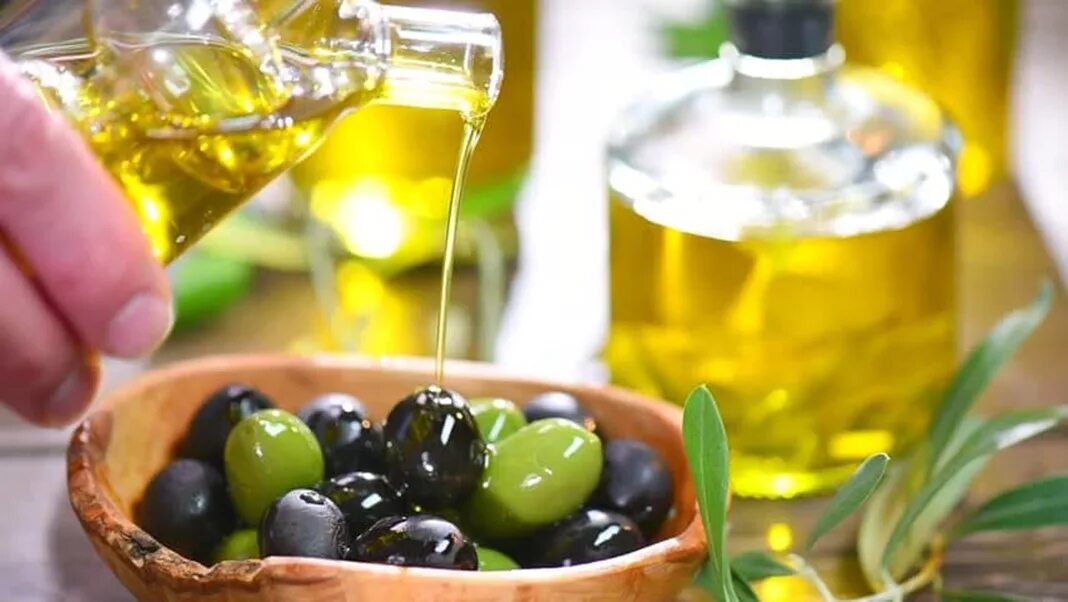 Оливковое масло. Масло оливы. Оливковое масло и маслины. Оливковое масло полезное.