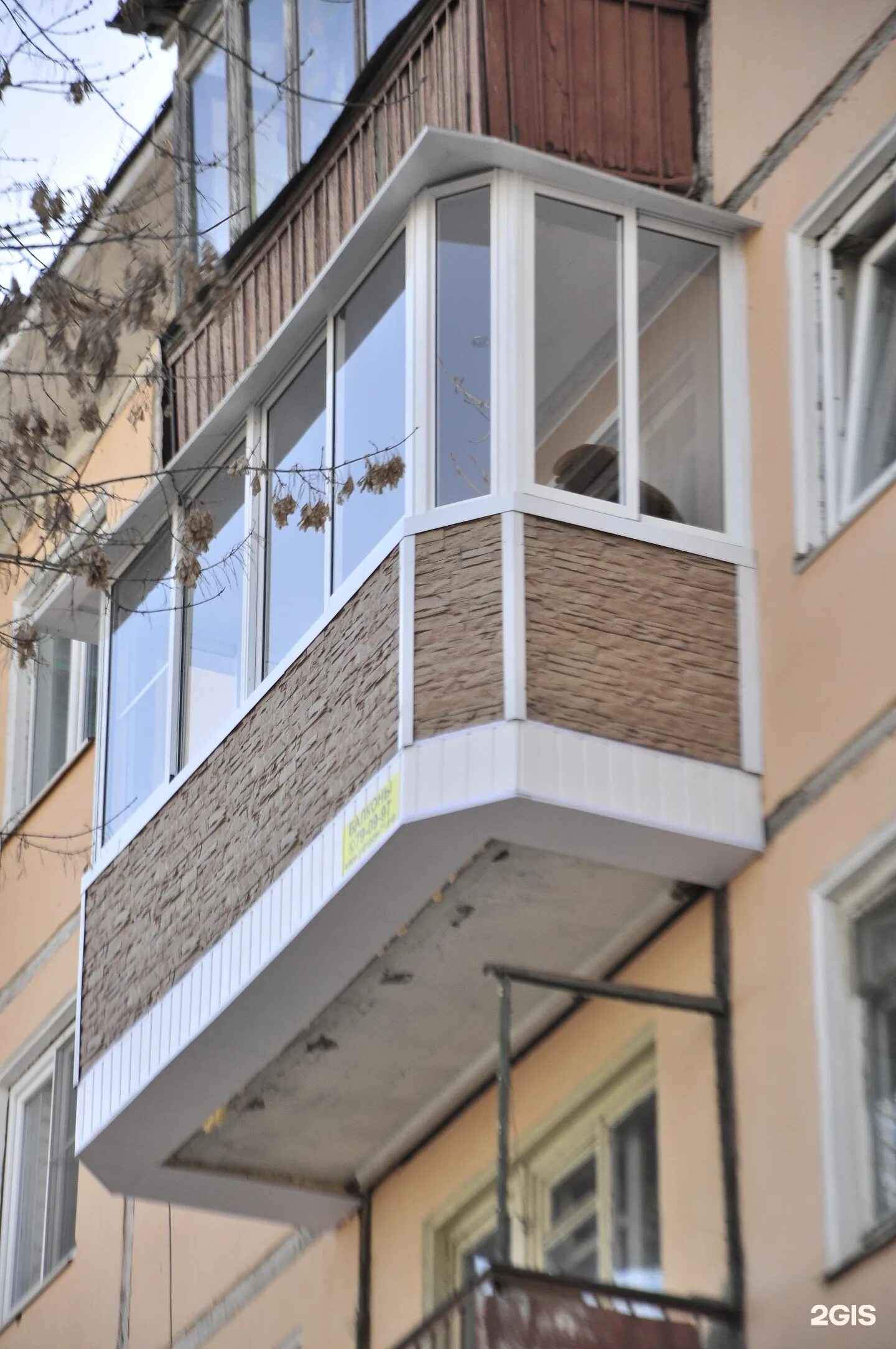 Остекление балконов. Застекленный балкон. Остекление балкона пластиком. Выносной балкон.