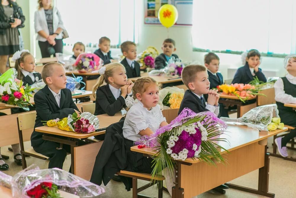 Подача ребенка в первый класс. Школа 1 класс. Дети за партой. Школьники 1 сентября. Дети в школе.