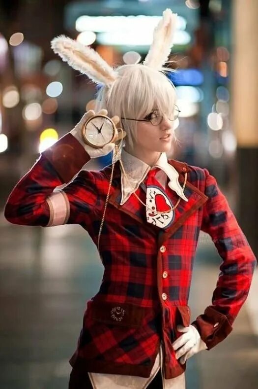 Rabbit cosplay. Кролик Алиса в стране чудес косплей. Белый кролик Алиса в стране чудес косплей. Косплей Алиса из страны чудес.