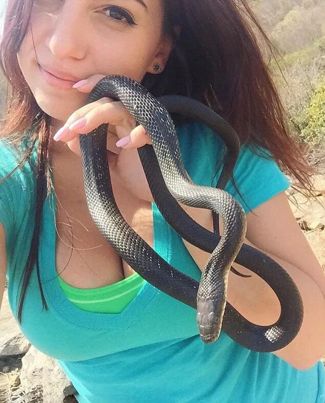 жизнь хороша и жить хорошо. баба уж. баба уж. картины с юмором прикольные. картина женщина скучает.