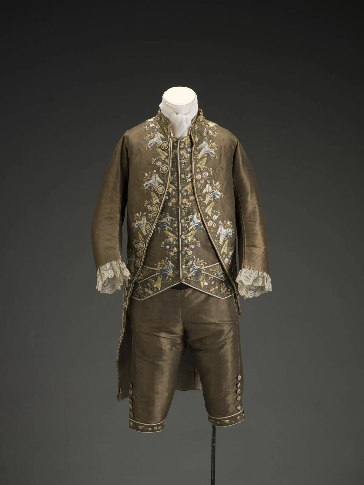 Старинная мужская 6. Мужской камзол 17 век Франция. Мужской камзол 19 века. Мода рококо 18 век мужская. Кюлоты мужские 18 век.