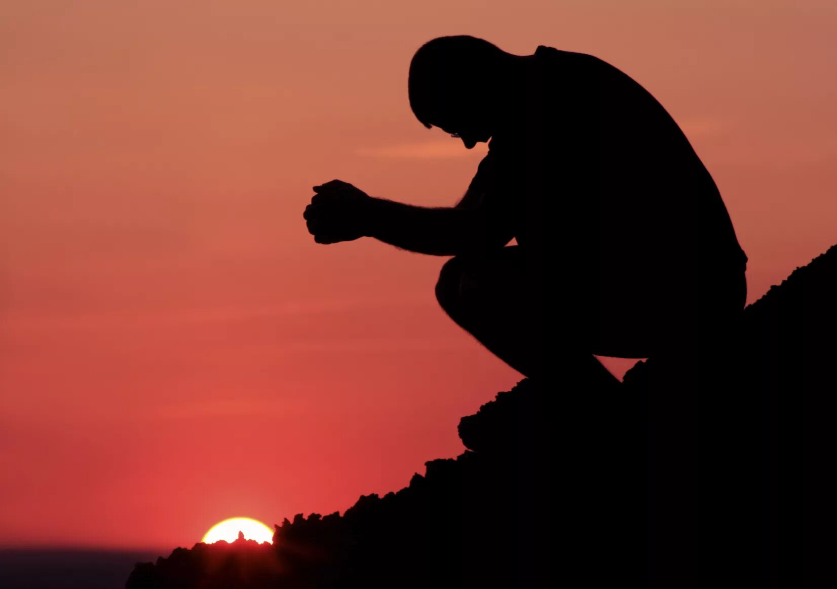 Человек молится. Силуэт молящегося человека. Человек молится Богу. Мужчина молится.