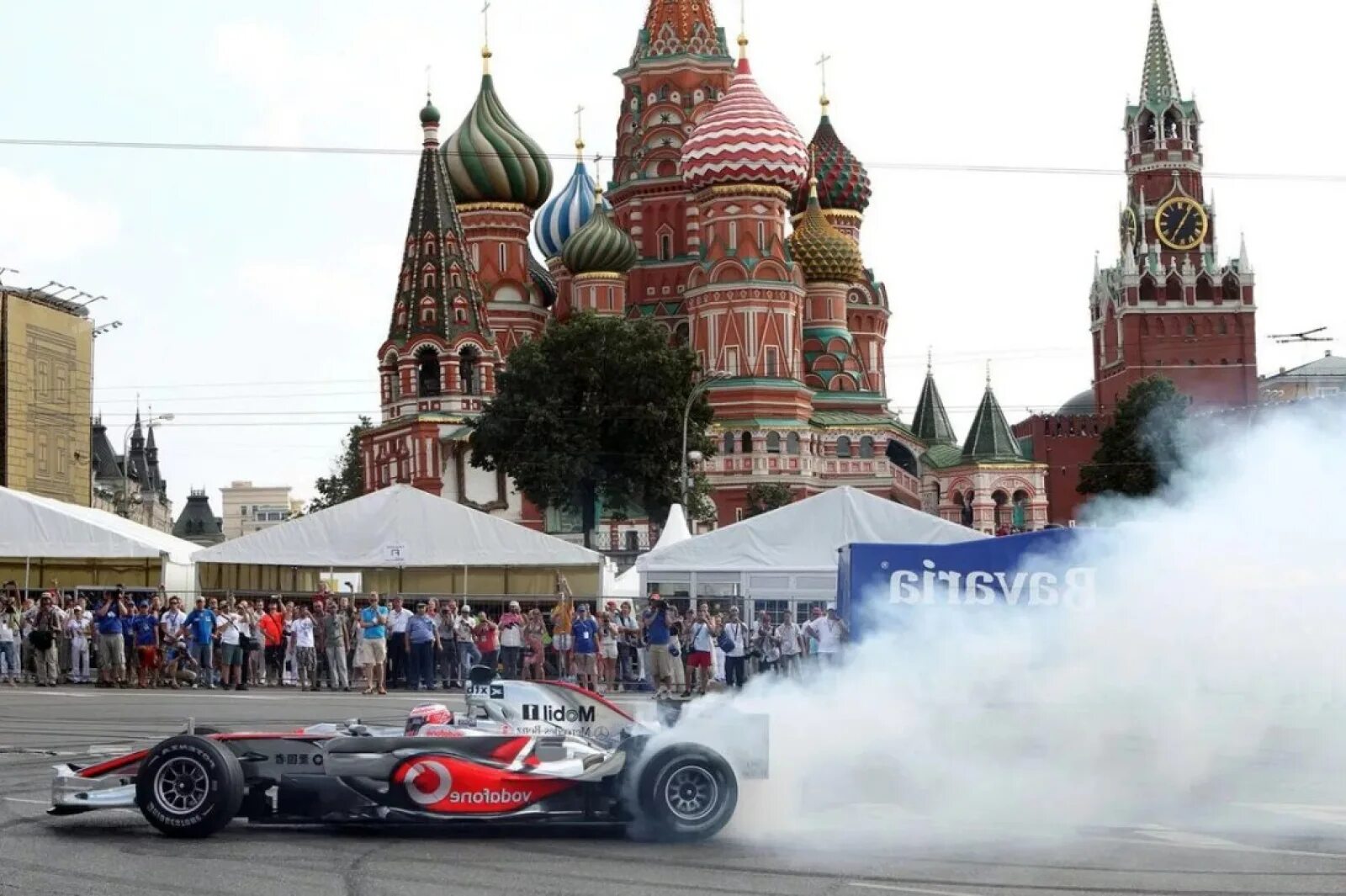 Длительное время в москве. Формула 1 в Москве. Формула 1 Кремль. Гонки Москва Кремль. Гонки формула в Москве Кремль.