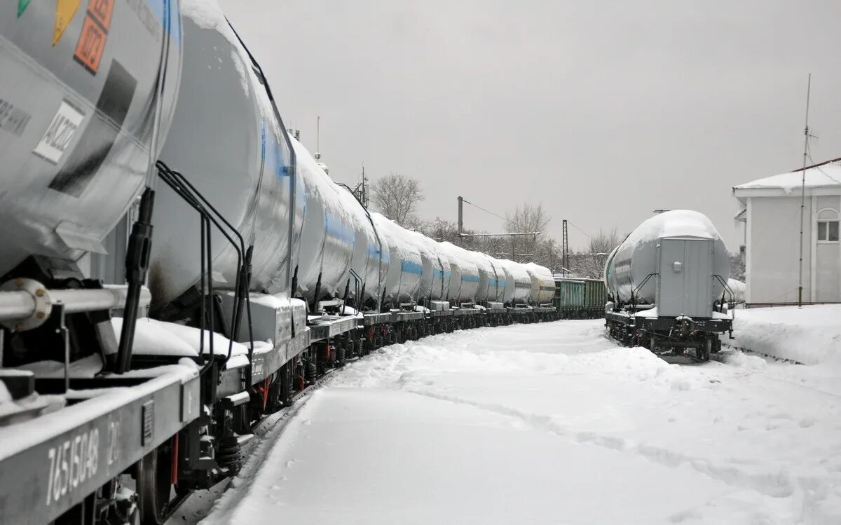 танк контейнер на автоплатформе. спг жд. спг жд. ао «уралкриомаш» вагон-цистерна модели 15-5106. контейнер-цистерна кцм-40/0,7.