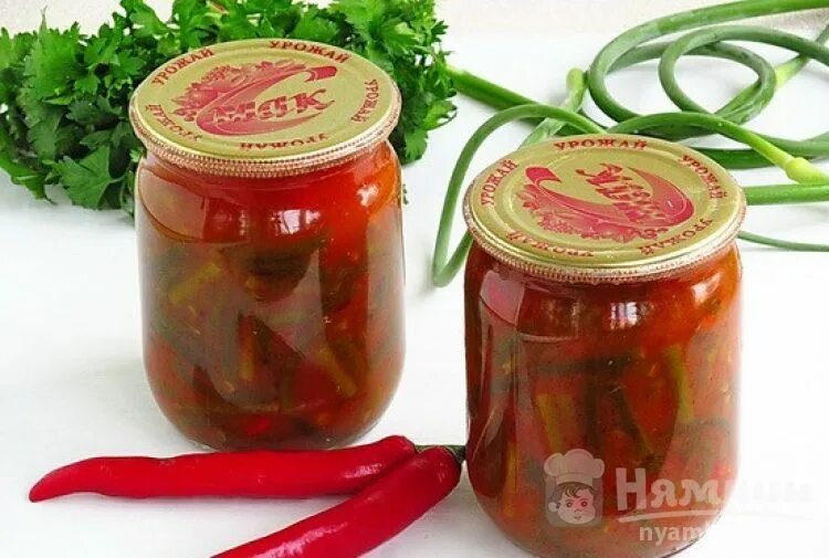 Чесночные стрелки в томате на зиму. Чесночные стрелки в томате на зиму. Заготовки из чесночных стрелок на зиму. Чесночные стрелки с томатной пастой на зиму. Компот с клубникой и мятой на зиму.