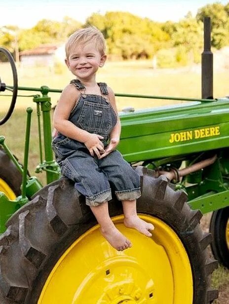 Трактор детский для фотосессии. Трактор для детей. Фотосессии.на..тракторе. Фермер для детей. Маленькие дети трактор