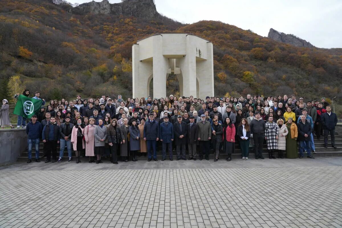 Мемориальный комплекс жертвам депортации карачаевского народа. Памятник жертвам депортации Карачаевск. Карачаевск памятник выселению. Депортация карачаевского народа. День депортации балкарского народа 8