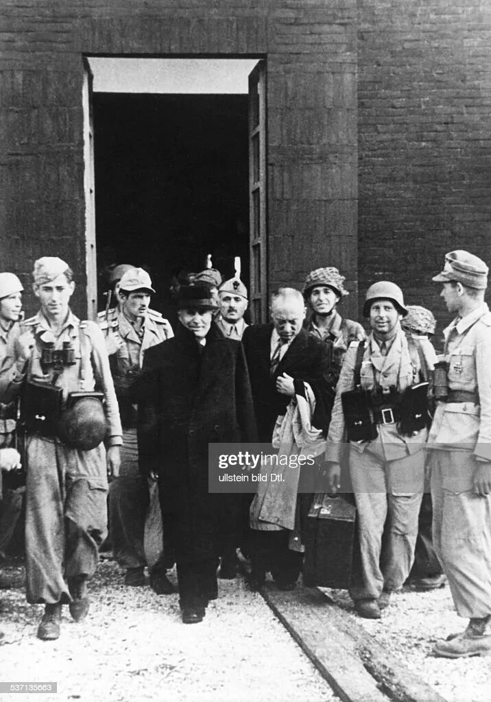 Бенито муссолини. Дуче и гитлер в 1943. Бенито муссолини арест 1943. Диверсант отто скорцени. Падение фашистского режима в италии.