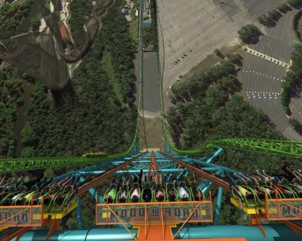 Страшные аттракционы в мире. Zumanjaro американская горка. Зуманджаро аттракцион. Zumanjaro — самая высокая американская горка в мире. Самый страшный аттракцион в мире.