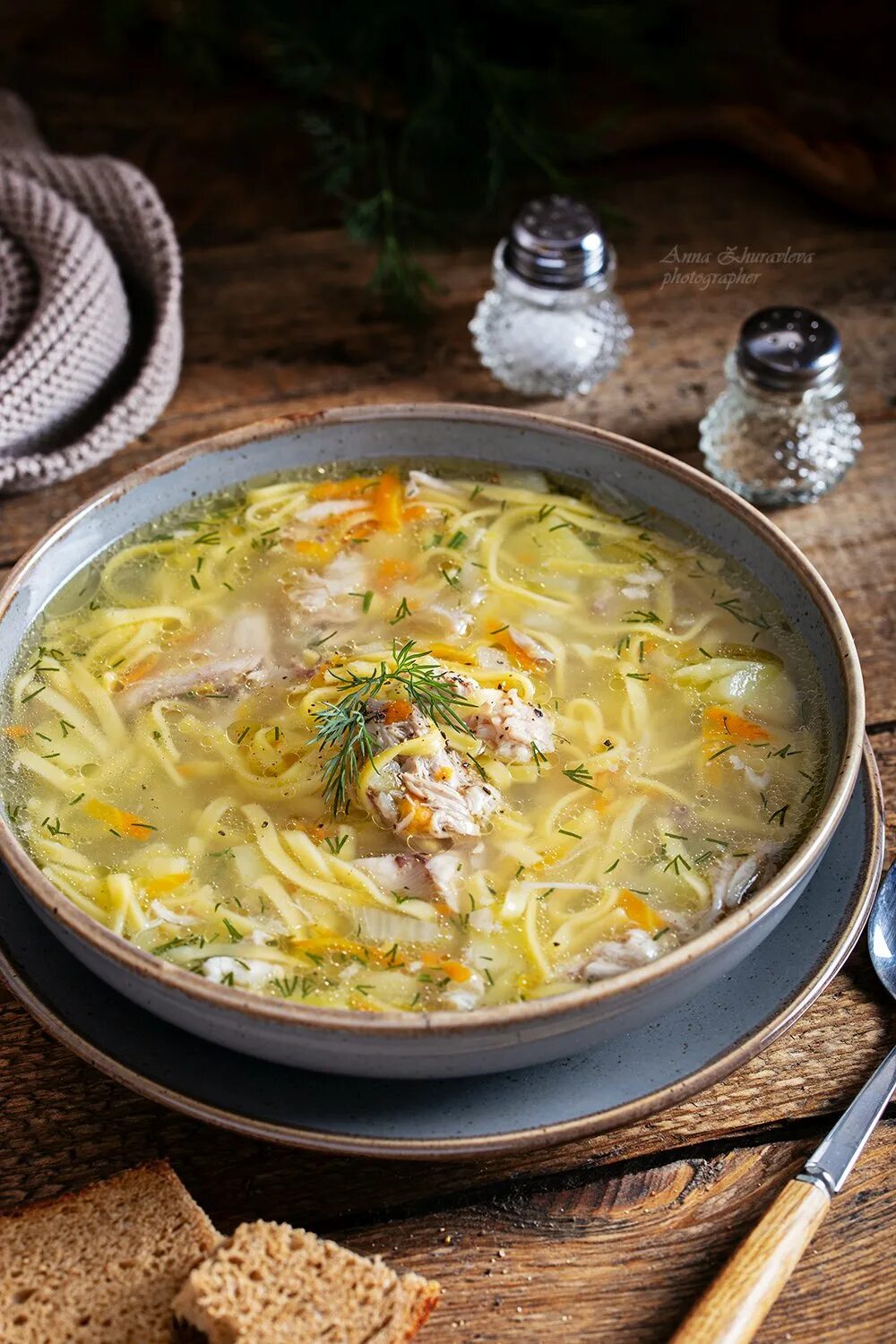 Лапша из курицы по домашнему. Суп лапша. куриная лапша. суп-лапша с курицей. суп лапша домашняя.