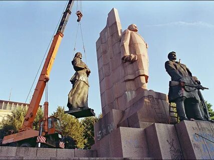 Памятник октябрьской революции