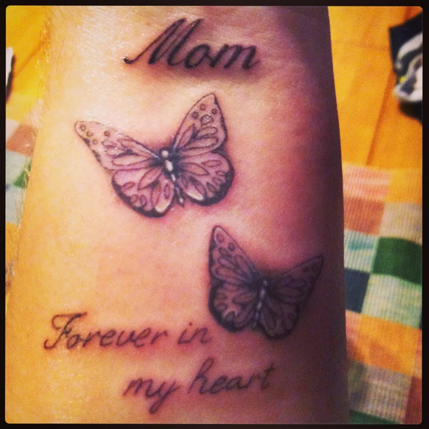 Тату про маму. Татуировка в память о маме. Татуировка в честь мамы. Тату в память о маме надпись. Тату випамятт о маме.