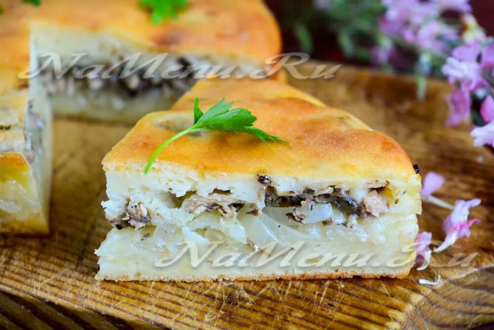 пирог с консервой сайрой в духовке. слоеный пирог с сайрой и картошкой. пирог из слоеного теста с картофелем и консервой. запеканка с рыбной консервой. пирог с сайрой и картошкой в духовке.