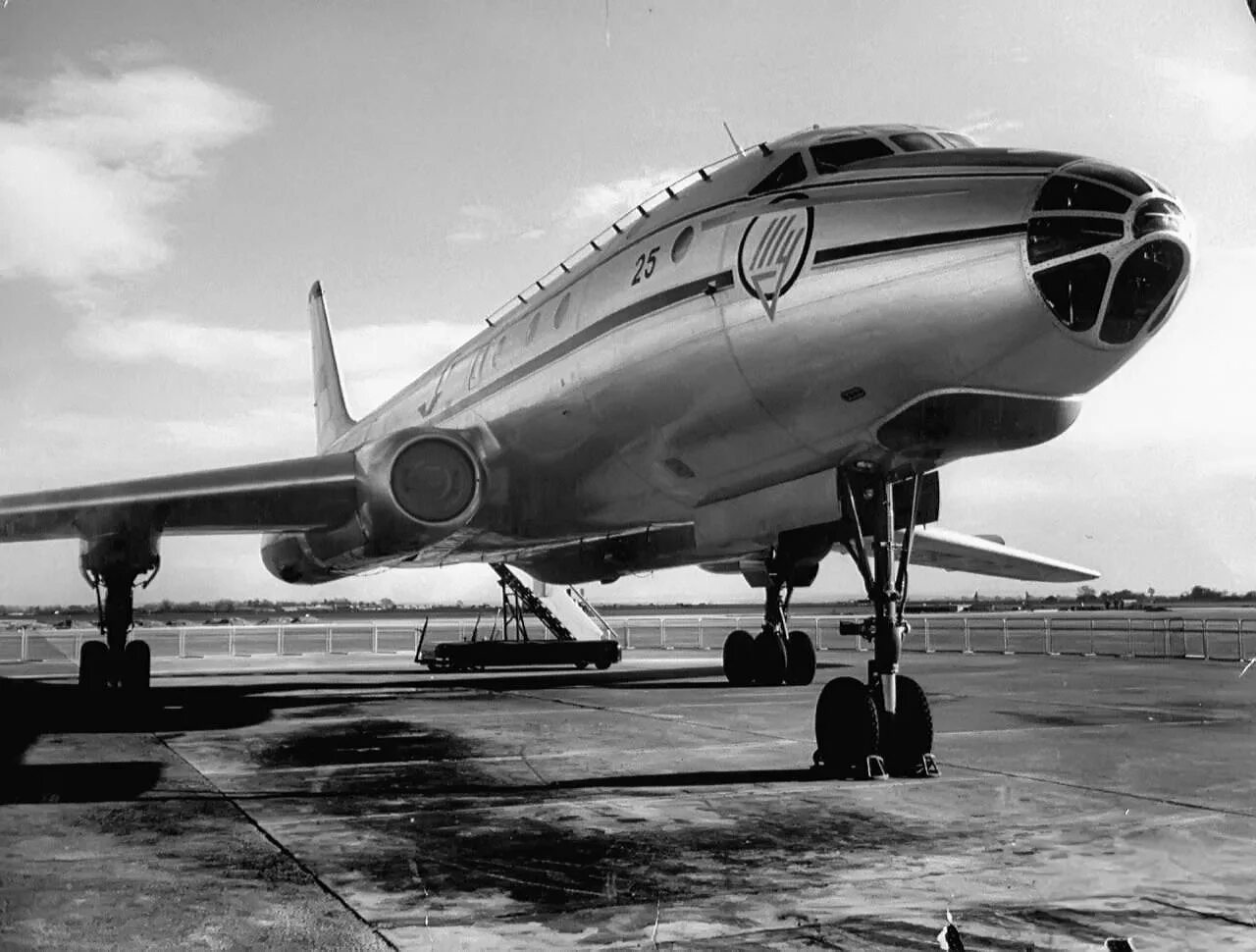 Первый полет пассажирского самолета. Первый реактивный пассажирский самолет ту-104. Ту-104 двухдвигательный реактивный самолёт. Первый Советский реактивный самолет ту 104. Самолет Туполева ту 104.