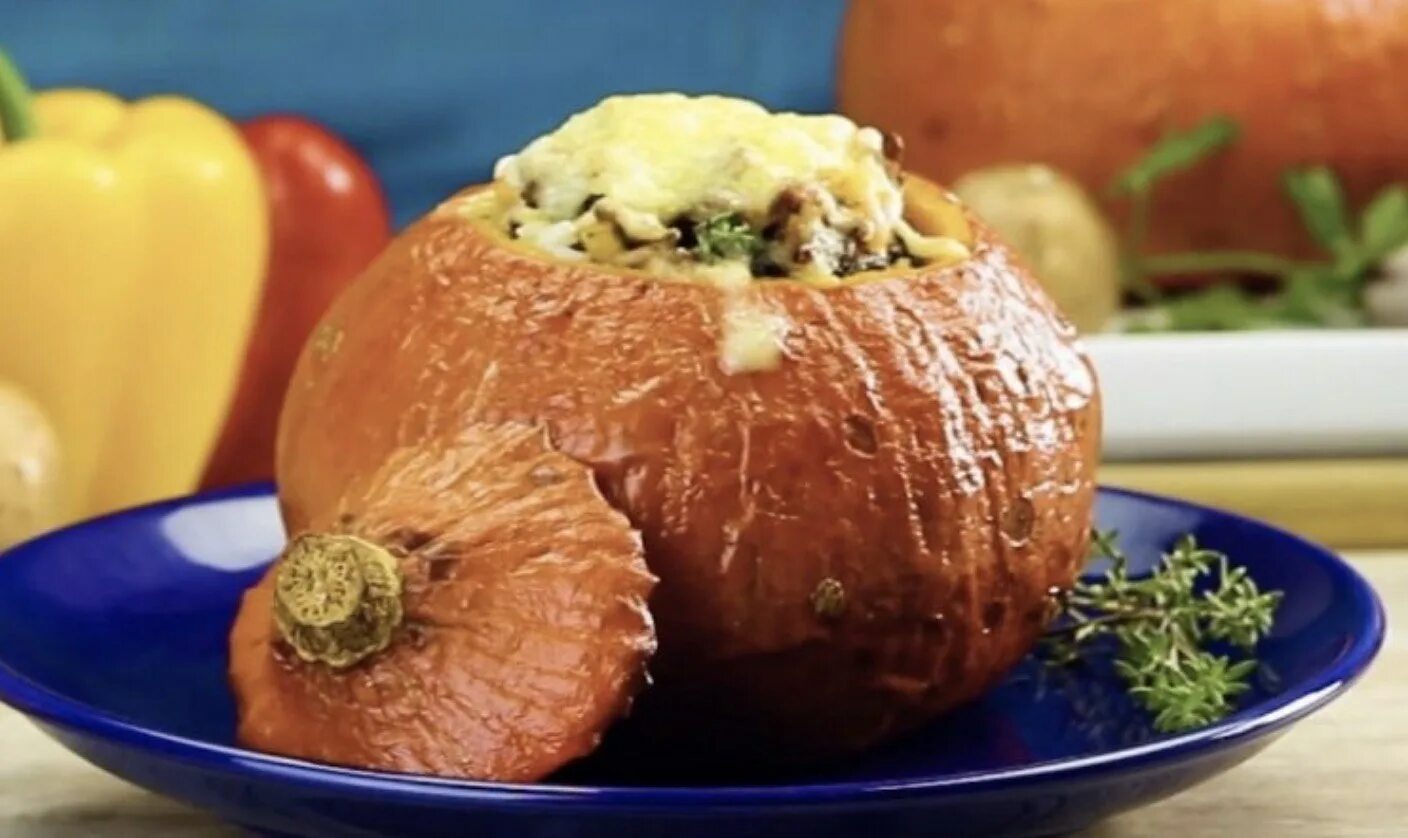 Блюда из тыквы в пост. Фаршированная тыква. тыква фаршированная мясом. осенние блюда в духовке. порционная фаршированная тыква.