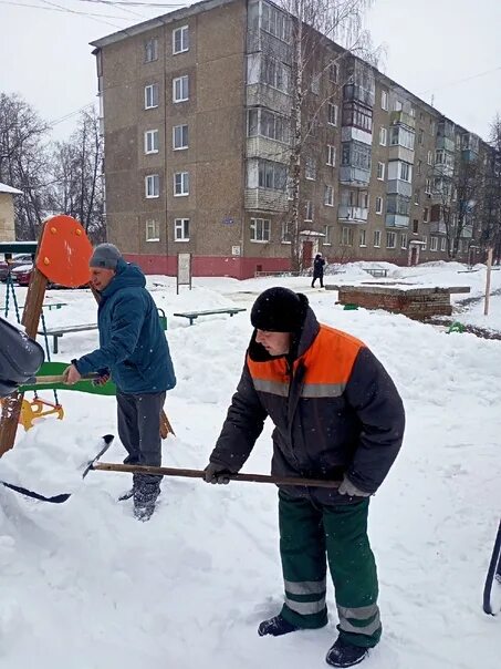 Выйдите во двор предложение. Выйдите во двор предложение. Озорник презентация. Только я вышла гулять с серёжей. Окна выходят во двор или на двор.
