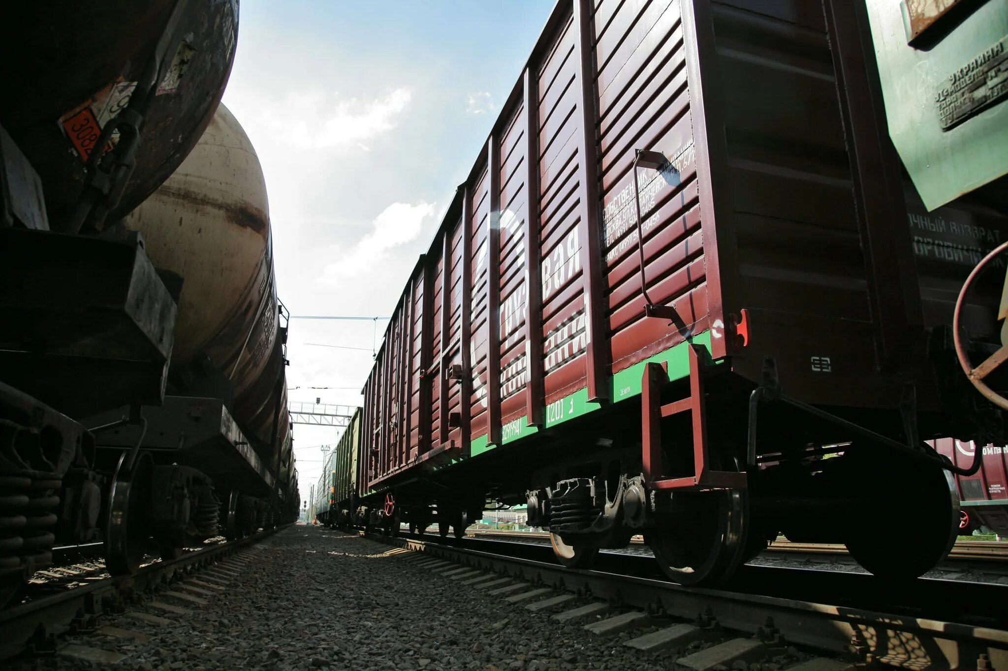 Виолончель перевозится в вагоне поезда. Грузовой вагон РЖД полувагон. Ж.Д. вагоны ПГК. Крытые вагоны ПГК. Крытый вагон грузовые вагоны РЖД.