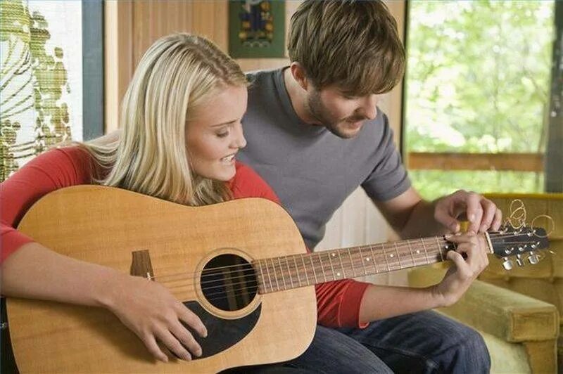 Чем увлекаются мужчины. Мужчина женщина гитара. Игра на гитаре. Хобби с мужем. Мужчина и женщина совместные увлечения.